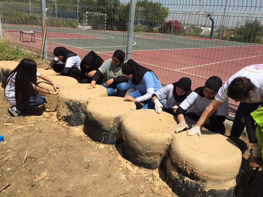 صور: مشروع جماعي لطلاب مدرسة اورط الثانوية بالرملة لبناء المقاعد